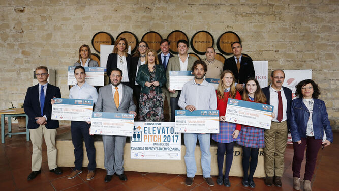 Foto de familia de los premiados y ganadores de las menciones espaciales junto a la alcaldesa, organizadores y colaboradores, ayer en Bodegas Fundador.