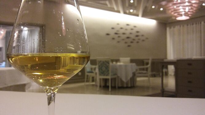 Una copa del vino en una de las mesas del restaurante ubicado en el Hotel Meliá del Novo Sancti Petri.