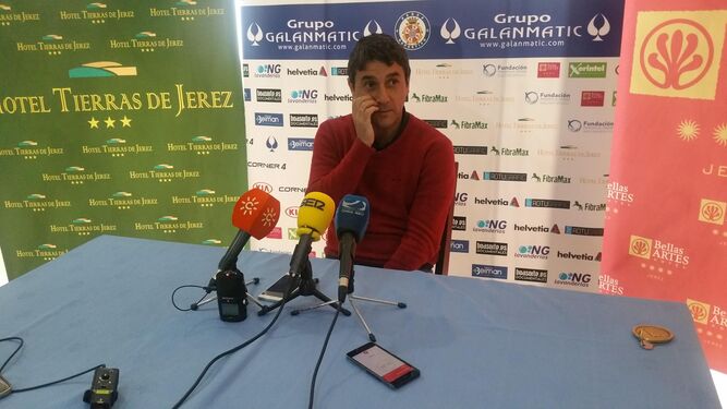 Pepe Masegosa, entrenador del Xerez Deportivo FC, en la rueda de prensa de ayer en el Hotel Tierras de Jerez.