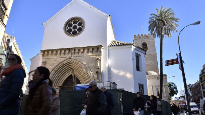 Transeúntes pasan por la iglesia de Santa Catalina, cerrada primero por abandono y ahora por obras.