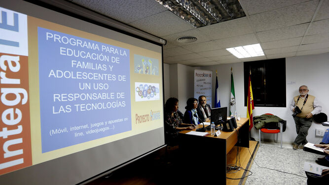 Presentación del programa 'Intégrate' de Proyecto Hombre, ayer, en el salón de actos del Centro de Profesorado de Jerez.