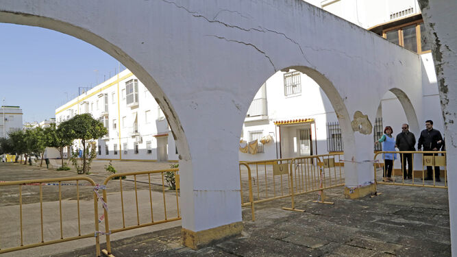 Arco vallado desde hace más de diez años en la calle Largalo, junto al campus.