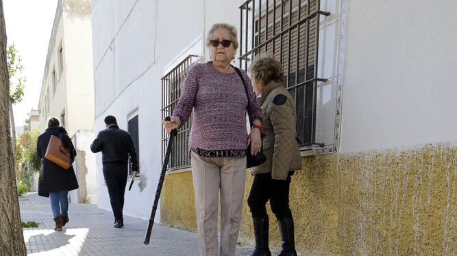 Carmen, vecina de La Vid, muestra el mal estado del acerado.