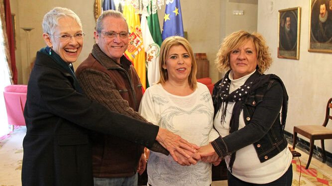 La alcaldesa, junto a los gestores de Tharsis Betel y Margarita González, presidenta del Zona Sur.