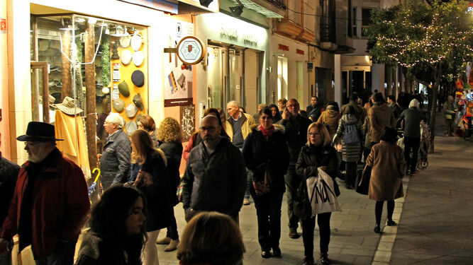 Mucha gente comprando y paseando por la calle Larga, en la tarde de ayer.