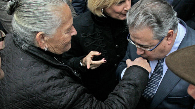 El ministro saluda cortésmente a Antonia Castro, madre de Juan Holgado, la víctima del crimen de la gasolinera.