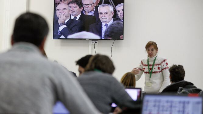 Los periodistas acreditados siguen la vista de ayer desde la sala de prensa de la Audiencia de Sevilla.