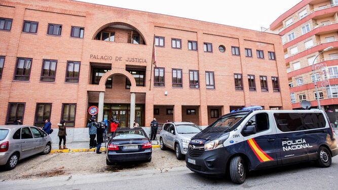 Policía y medios de comunicación, a las puertas de los juzgados de Aranda de Duero esta mañana.