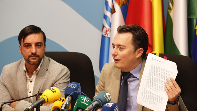 De izquierda a derecha, los ediles José Antonio Díaz y Santiago Galván, ayer en la rueda de prensa.