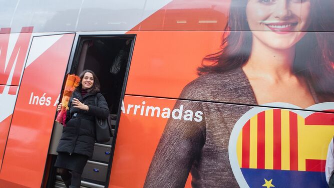 La candidata de Ciudadanos a la presidencia de la Generalitat, Inés Arrimadas, saliendo ayer del autobus de campaña de los periodistas en Gerona.