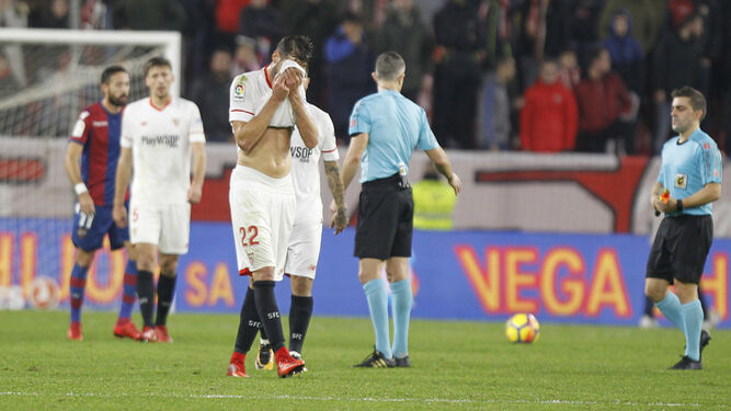 Franco Vázquez se tapa la cara con la camiseta en un gesto de desesperación al finalizar el encuentro.