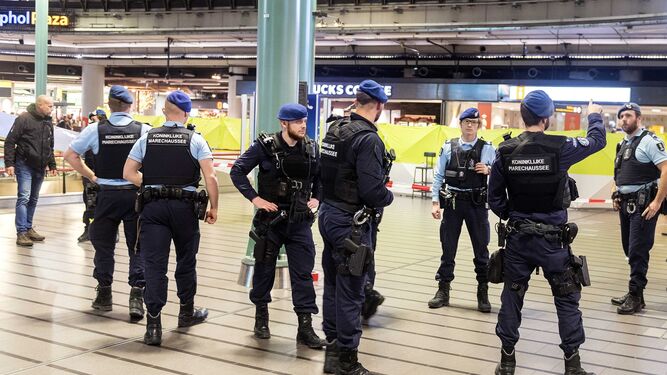 La Policía patrulla en el interior del aeropuerto de Schiphol desalojado después de que un hombre haya amenazado a pasajeros con un cuchillo, en Ámsterdan.