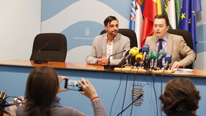 Santiago Galván y José Antonio Díaz, dando a conocer los informes de Intervención de las cuentas.