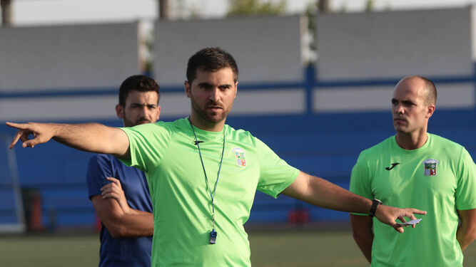 Alberto Vázquez hace indicaciones a sus jugadores durante una sesión de entrenamientos.