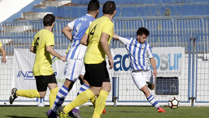 Jesús Vega saca una falta al área del Rayo Sanluqueño. El centrocampista jugó los primeros 45 minutos.