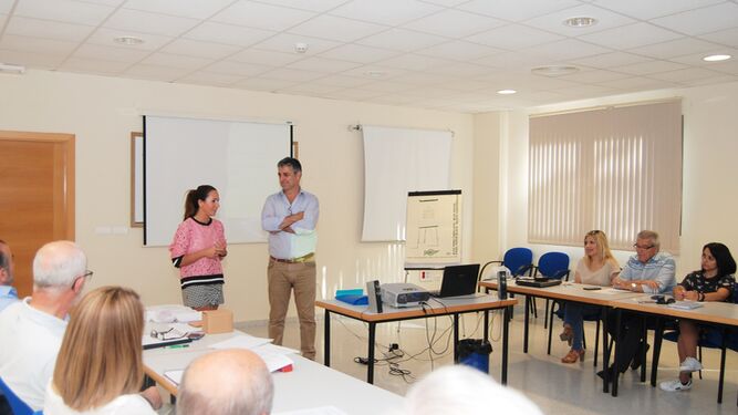 Gema Pérez, durante un encuentro reciente con mediadores del Sercla, junto a Eduardo Candau, secretario general del CARL.