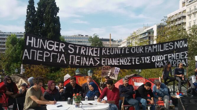 Refugiados en huelga de hambre en Atenas para reclamar su reunificación familiar.