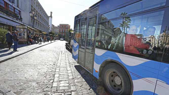 Un autobús urbano circulando por la plaza Esteve.