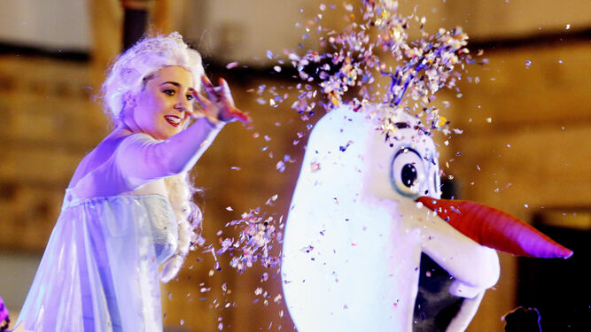 Helena y Olaf, de 'Frozen', saludan a los ciudadanos.
