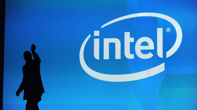 Logotipo de la empresa Intel proyectado detrás de un escenario.
