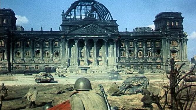 Imagen coloreada del año 1945 en Berlín, con el Reichstag casi completamente destruido.