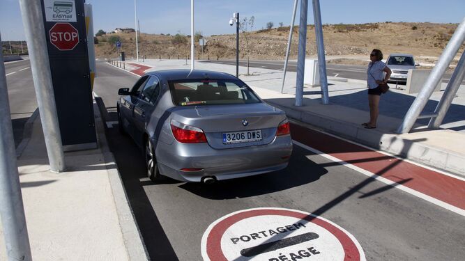 Un coche se detiene en el peaje portugués para abonar la tasa.