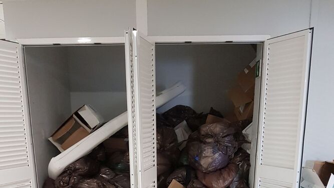 Bolsas de basura acumuladas en un armario del hospital por falta de personal para recogerlas el pasado viernes.