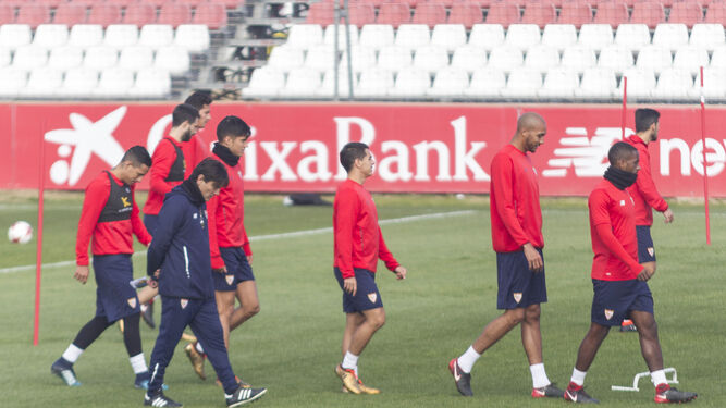 Montella y varios jugadores del Sevilla, cabizbajos ayer en el entrenamiento.