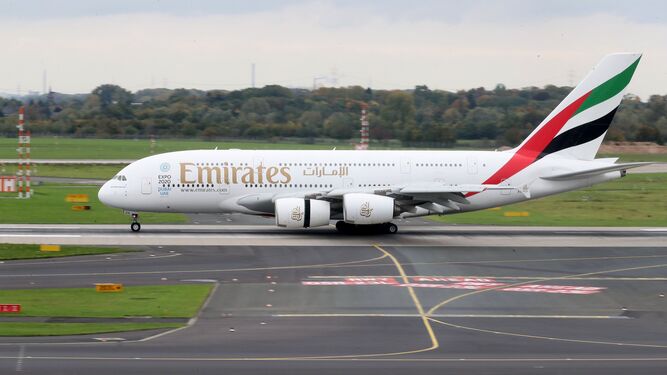 Un Airbus A380 de Emirates en el aeropuerto de Dusseldorf