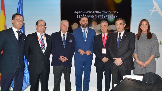 El consejero de Turismo y Deporte, Francisco Javier Fernández, junto a los miembros de las hermandades.