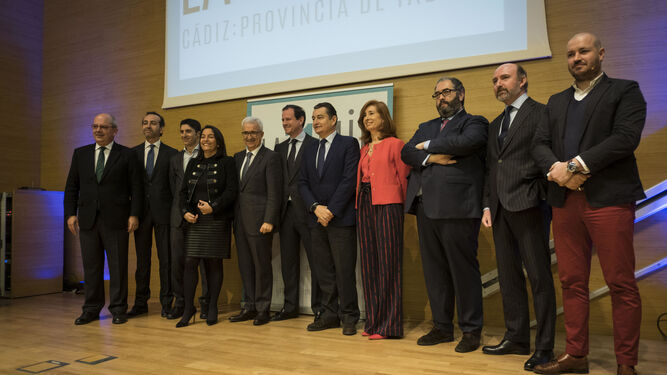 Foto de familia de los integrantes de La 11Mil que ayer estuvieron presentes en Cádiz, con el vicepresidente de la Junta, Manuel Jiménez Barrios.
