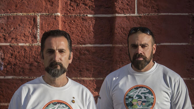 Enrique Estévez (izquierda) y Daniel Jiménez posan con camisetas con el logo de '45 Sin Despidos'.