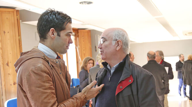 Ismael Jordi charla con Francisco L&oacute;pez.