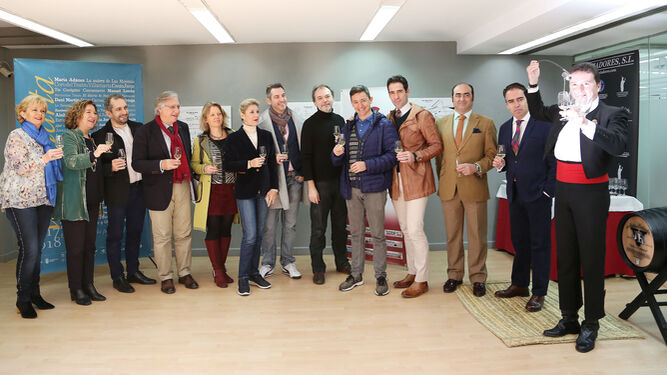 Parte del elenco de la ópera brinda tras la presentación de la obra ayer en el espacio cultural de Diario de Jerez 'ArteaDiario'.
