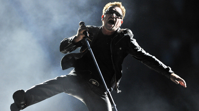 Bono, cantante de U2, durante una actuación del grupo.
