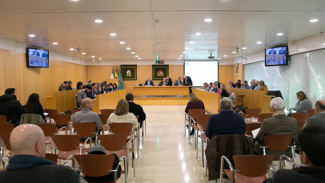 El Pleno de ayer en la Diputación, en el que se aprobó también el Plan de Cohesión social para 2018.