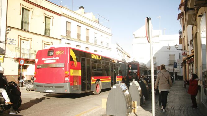 Uno de los muchos autobuses que pasan por la Puerta del Osario.