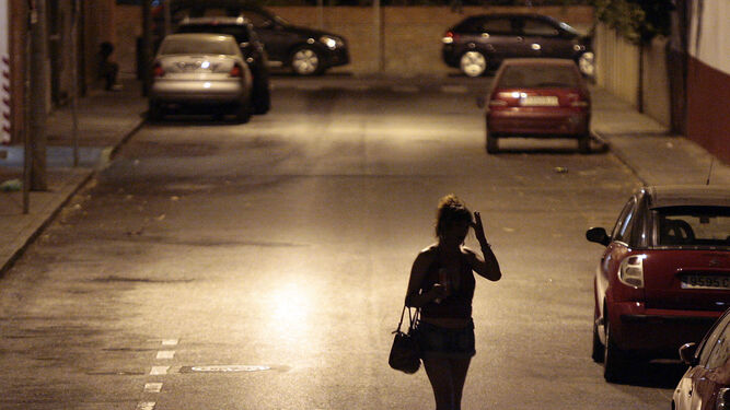 Una prostituta pasea por la calle Luis Belmonte, en el año 2012.
