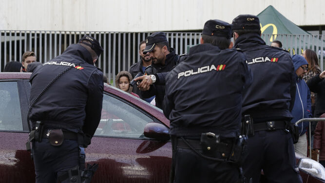 Agentes de la Policía Nacional, en una exhibición ante un grupo de niños en la comisaría de Sevilla Este.