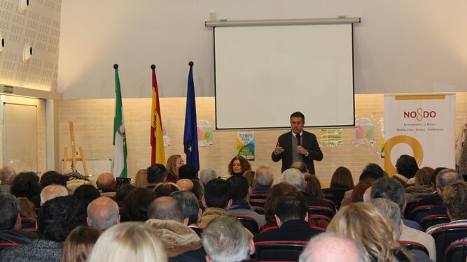 El alcalde, Juan Espadas, durante la reunión con los vecinos y sociedades