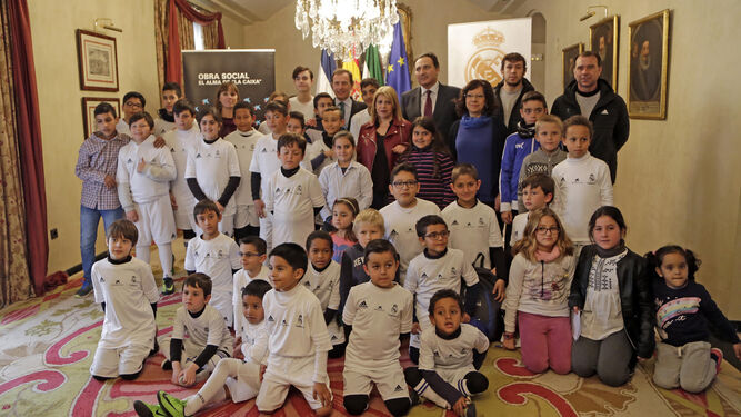 Emilio Butragueño, acompañado de la alcaldesa, Manuel Caro (Caixabank) y los alumnos de la Escuela de la Fundación del Real Madrid.