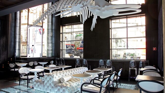Restaurante Glass, en el hotel Urban de Madrid, con un esqueleto de ballena en el techo.