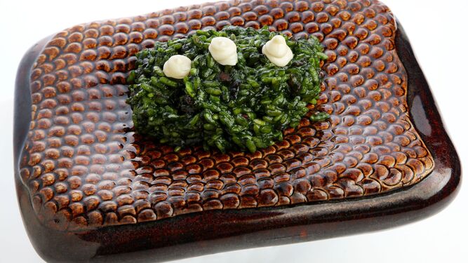 Dos platos del chef: arroz meloso de plancton (i.) y el entrante 'A qué sabe el océano'.