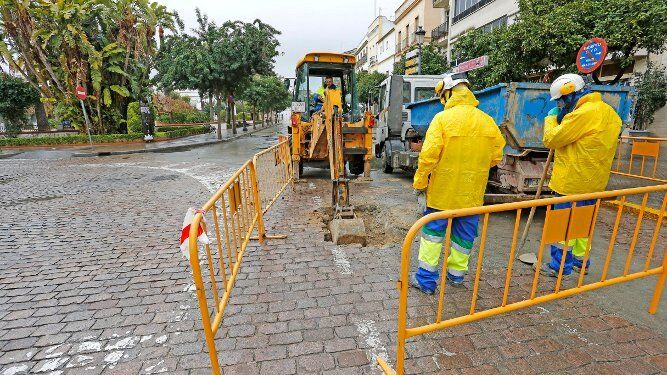 Trabajadores en las obras para la peatonalización parcial de la plaza de las Angustias, iniciadas el pasado mes de enero.
