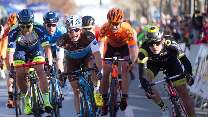 El francés Thomas Boudat -a la derecha- se impone en el sprint de Granada en la primera etapa de la Vuelta a Andalucía.
