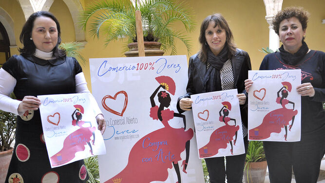 Nela García, Laura Álvarez y Fátima Canca, ayer en el Ayuntamiento con el cartel de la campaña.