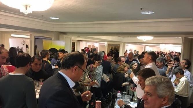 Numeroso público en una de las ediciones anteriores del Salón de Vinos Generosos de Madrid.