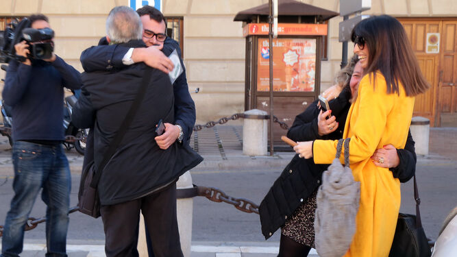 Abogados abrazan a sus defendidos tras conocer su absolución.