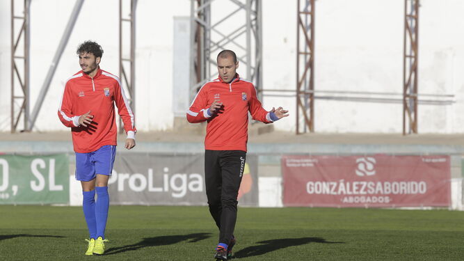 Guerrero y José Vega serán titulares hoy ante la Lebrijana en el Andrés Chacón de La Barca.