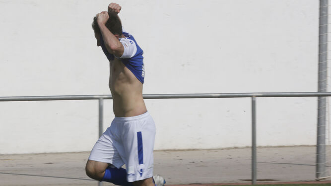 Juan Benítez se levanta la camiseta en un gesto de rabia en el choque de ayer ante la Lebrijana.